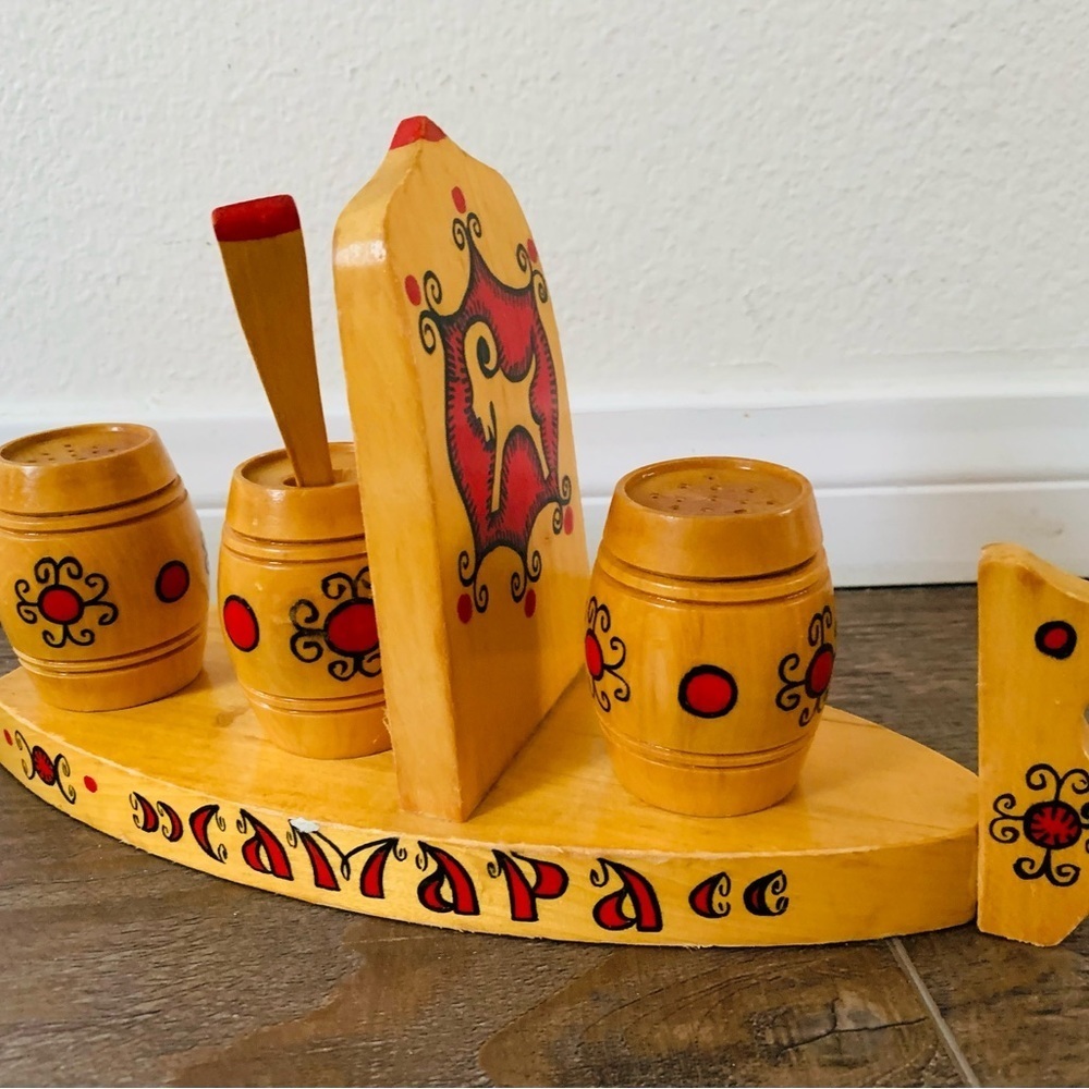 Salt and pepper shakers set